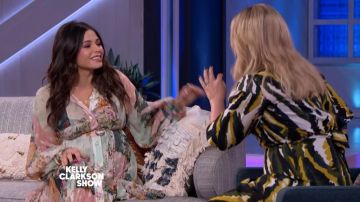 La robe à fleurs Zimmermann portée par Jenna Dewan dans l'émission The Kelly Clarkson Show