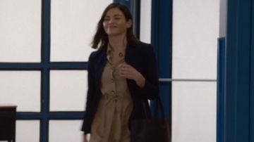 El bolso de cuero Madewell usado por Joanna Kassem (Jenna Dewan) en la banda sonora (Temporada 1 Episodio 6)