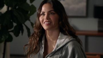 Le sweatshirt à capuche NYPD de Bailey Nune (Jenna Dewan) dans la série The Rookie, le flic de Los Angeles (Saison 3 Episode 14)