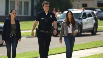 Le blouson en daim porté par Bailey Nune (Jenna Dewan) dans The Rookie, le flic de Los Angeles (Saison 4 Episode 6)