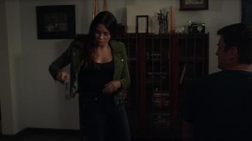 Le blouson vert en daim Blank NYC de Bailey Nune (Jenna Dewan) dans The Rookie, le flic de Los Angeles (S04E03)