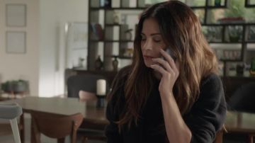 Le top en cachemire porté par Bailey Nune (Jenna Dewan) dans la série The Rookie, le flic de Los Angeles (Saison 4 Episode 7)