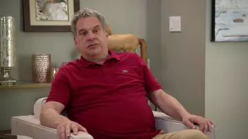 Polo lacoste en rojo usado por Jeff Greene (Jeff Garlin) como se ve en los atuendos del programa de televisión Curb Your Enthusiasm (Temporada 11 Episodio 8)