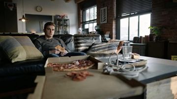 Camiseta gris de manga larga usada por Ed Poole (Dave Franco) como se ve en el vestuario de la serie de televisión The Now (Temporada 1 Episodio 1)