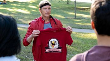 Camiseta de Karate Eagle Fang sostenida por Johnny Lawrence (William Zabka) en el programa de televisión Cobra Kai (Temporada 3 Episodio 2)