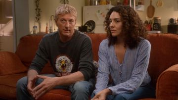 Eagle Fang Karate Camisa de manga larga usada por Johnny Lawrence (William Zabka) en el vestuario del programa de televisión Cobra Kai (Temporada 4)