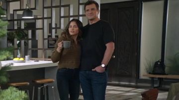 Le pull kaki Madewell de Bailey Nune (Jenna Dewan) dans The Rookie, le flic de Los Angeles (S04E09)