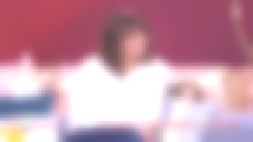 The blouse with white lace worn by Faustine Bollaert in It starts today, December 7, 2021