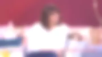 The blouse with white lace worn by Faustine Bollaert in It starts today, December 7, 2021