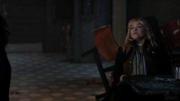 Gilet rayé porté par Yelena Belova (Florence Pugh) dans Hawkeye TV show garde-robe (Saison 1 Épisode 5)
