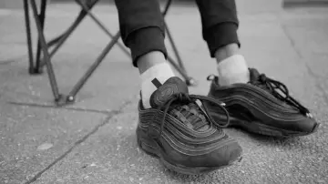 Les sneakers noires Nike dans clip Polémique de Freeze Corleone 667 feat. Central Cee