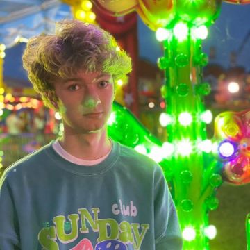 Sunday Club Sweatshirt porté par TommyInnit sur son Instagram account @tommyinnit