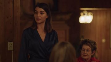 La robe satin bleu marine de Johanne (Ida Elise Broch) dans Home for Christmas (S01E06)