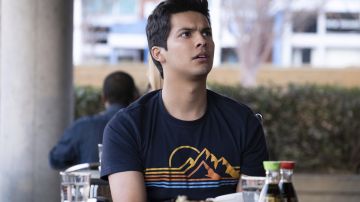 Graphique Montagnes T-Shirt porté par Miguel Diaz (Xolo Maridueña) dans Cobra Kai séries TV tenues (Saison 3 Épisode 6)