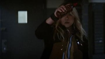 Kiko Kostadinov Damier Long Caban porté par Yelena Belova (Florence Pugh) dans Hawkeye série TV garde-robe (Saison 1 Épisode 5)