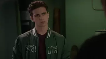 Le blouson vert Vans de Robby Keene (Tanner Buchanan) dans la série télé Cobra Kai (Saison 4 Épisode 1)