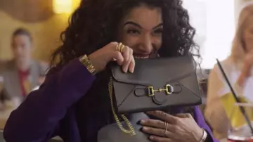 The handbag in Gucci leather of Charlotte (Sabrina Ouazani) in the series Plan Cœur (S03E01)