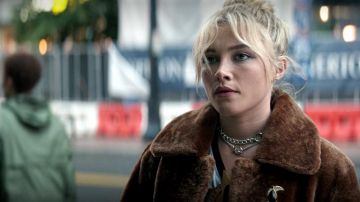 Manteau de fourrure porté par Yelena Belova (Florence Pugh) dans Hawkeye TV show tenues (Saison 1 Épisode 5)