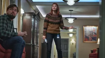 The wool sweater printed ALC of Kate Dibiasky (Jennifer Lawrence) in the film Don&#39;t Look Up: Cosmic Denial