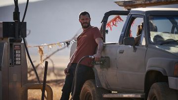 Camiseta de Borgoña usada por The Man (Jamie Dornan) como se ve en el vestuario de la serie de televisión The Tourist (Temporada 1)