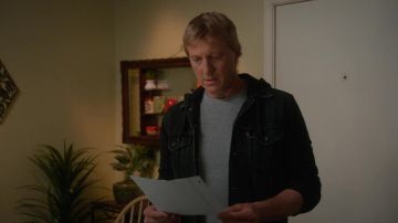 Chaqueta de camionero de Levi's en negro usada por Johnny Lawrence (William Zabka) como se ve en el programa de televisión Cobra Kai (Temporada 4 Episodio 10)