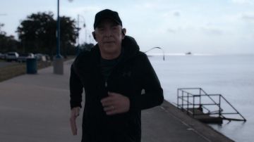 Under Armour Black Hoodie usado por el entrenador James Lazor (J. K. Simmons) como se ve en los trajes de películas de National Champions