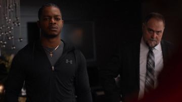 Under Armour Hoodie Zip Sweater usado por LeMarcus James (Stephan James) como se ve en National Champions