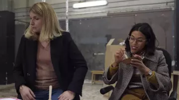 The plaid coat Comptoir des Cotonniers of Elsa (Zita Hanrot) in the series Plan Heart (S03E01)