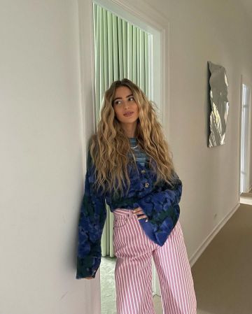 Ganni Pantalones a rayas usados por Emili Sindlev en su publicación de Instagram - 29/12/21