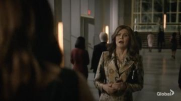 Etro floral jacquard abrigo de un solo pecho usado por Vivian Katz (Wendy Crewson) como se ve en los atuendos de la serie de televisión Good Sam (Temporada 1 Episodio 1)