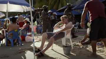 Sandalias Birkenstock usadas por Neil (Tim Roth) como se ve en el vestuario de la película Sundown