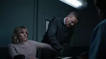 Câble Pull Blanc porté par Anna (Kristen Bell) comme on le voit dans La Femme à la Maison de l&#39;Envers de la Rue de la Fille à la Fenêtre de l&#39;émission de Télévision (Saison 1)