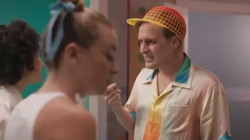 Camisa con estampado de seda usada por Elliott Goss (John Early) en el vestuario de la serie de televisión Search Party (Temporada 5 Episodio 5)