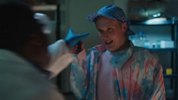 Veste tie and dye portée par Elliott Goss (John Early) dans Search Party TV show garde-robe (Saison 5 Épisode 6)