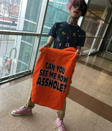 La chaqueta naranja de jean motero de Lil Peep 'Can You See Me Now Asshole?' en la cuenta de Instagram de @unofficiallylily