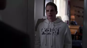 Ksubi Blanc Hoodie porté par Brayden Weston (Gianni Paolo) comme on le voit dans Power Book II: Ghost série TV vêtements (Saison 2 Épisode 6)