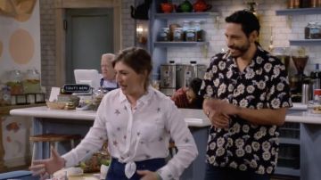 Guess Daisy Camp Camisa usada por Oscar (Christopher Rivas) como se ve en la ropa del programa de televisión Call Me Kat (Temporada 2 Episodio 1)