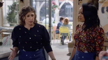 Bleu marine Cardigan porté par Kat (Mayim Bialik) comme on le voit dans Call Me Kat séries télévisées tenues (Saison 2 Épisode 1)