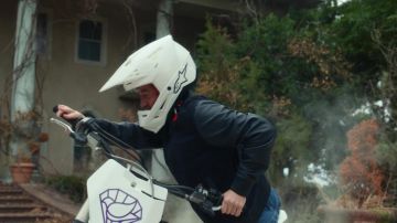 Casco de carbono Alpinestars Supertech M10 usado por Gideon Gemstone (Skyler Gisondo) en la serie de televisión The Righteous Gemstones (S02E01)