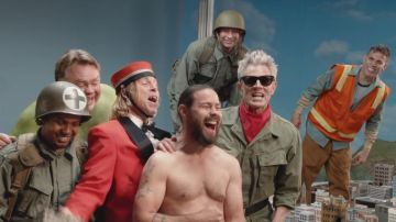 Ray-Ban Wayfarer Lunettes de soleil portées par Johnny Knoxville comme on le voit dans les tenues de film Jackass Forever