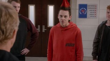 Sudadera con capucha American Eagle Red usada por Eli 'Hawk' Moskowitz (Jacob Bertrand) en el vestuario del programa de televisión Cobra Kai (Temporada 3 Episodio 7)