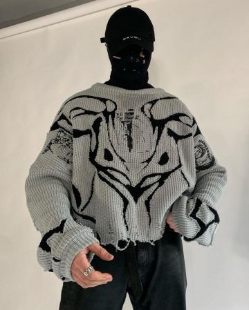 Le pull gris oversize SXVSU porté par un mannequin sur le compte Instagram de @sxvsu