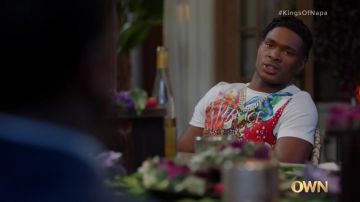 Versace Trésor de la mer imprimé t-shirt porté par Christian King (Ashlee Brian) comme on le voit dans les tenues des Rois de Napa (Saison 1 Épisode 1)