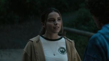Sprucerburn Camp T-Shirt porté par Sarah Cushing (Inde Navarrette) comme on le voit dans les tenues de la série télévisée Superman &amp; Lois (Saison 2 Épisode 1)