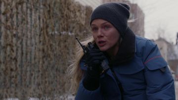 Guantes Under Armour Liner 2.0 usados por Hailey Upton (Tracy Spiridakos) como se ve en los trajes de Chicago P.D. (Temporada 9 Episodio 11)
