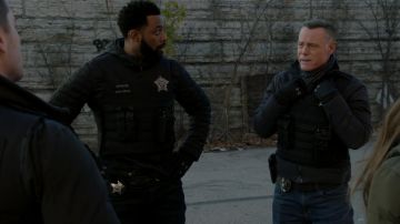 Guantes negros Under Armour usados por Hank Voight (Jason Beghe) como se ve en el vestuario de Chicago P.D. (Temporada 9 Episodio 11)