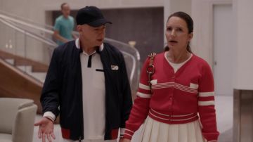 Chaqueta Fila Bomber usada por Harry Goldenblatt (Evan Handler) como se ve en And Just Like That... Vestuario del programa de televisión (Temporada 1 Episodio 7)