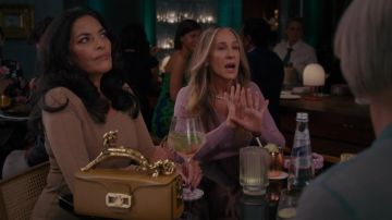 Lanvin Crayon Chat Sac à Main porté par Seema Patel (Sarita Choudhury) comme on le voit dans Et Juste Comme Ça… tenues (Saison 1 Épisode 7)