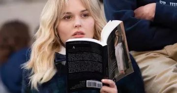 Le livre Ornament and Silence: Essays on Women‘s lives de Kennedy Fraser lu par Audrey Hope (Emily Alyn Lind) dans la série Gossip Girl (Saison 1 Episode 1)