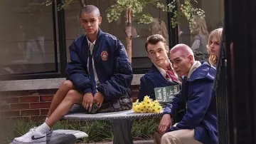 Le livre Black Swans: Stories by Eve Babitz lu par Audrey Hope (Emily Alyn Lind) dans la série Gossip Girl (Saison 1)